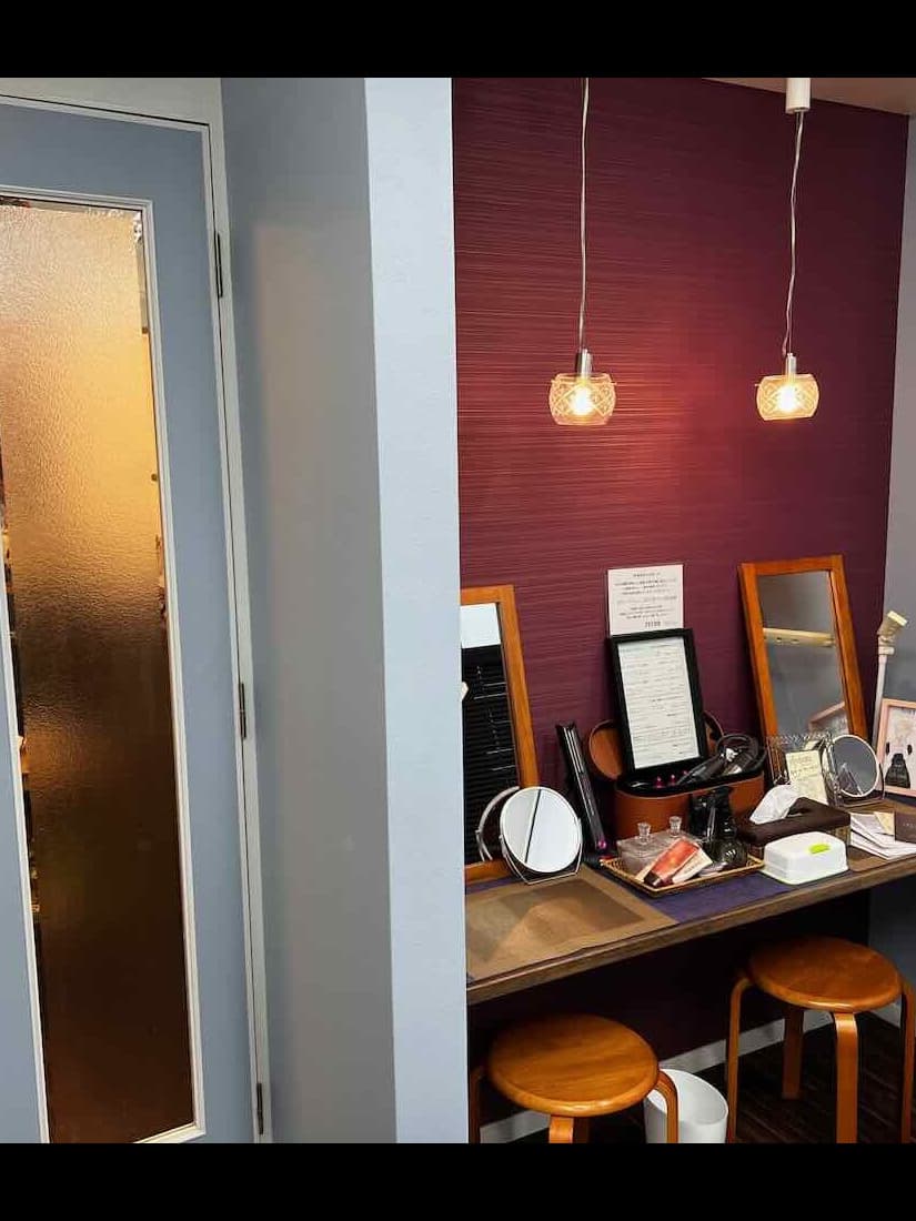 女性の　顔そり